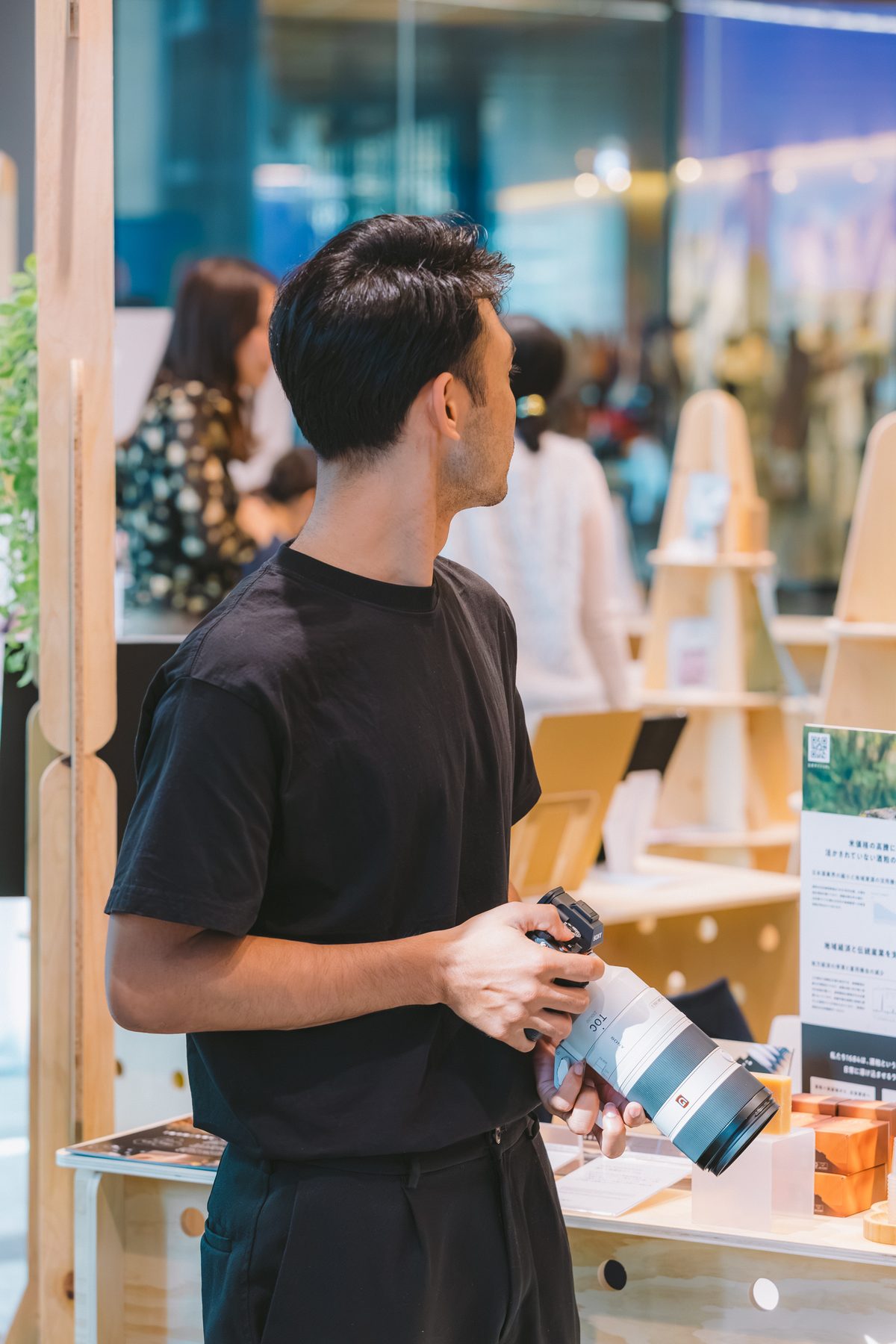 展示会のブースでカメラを持つ撮影の様子